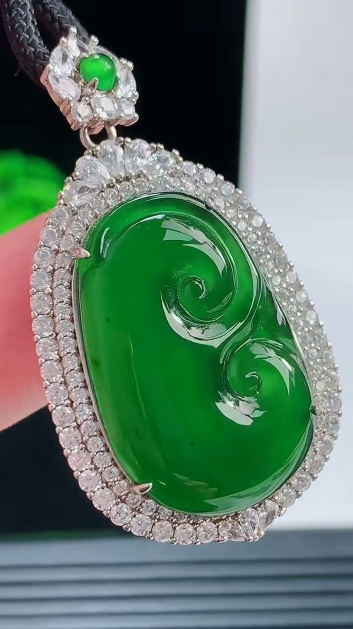 天然A货翡翠如意吊坠，尺寸40.5-23.7-8.7裸石25.6-17.3重量:8.00g
10月11日