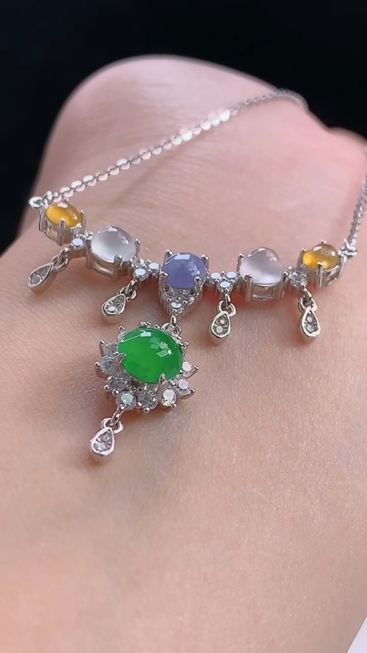 天然A货翡翠三彩蛋面项链，尺寸34.7-21.6-6.4裸石5.6重量:4.93g
10月11日