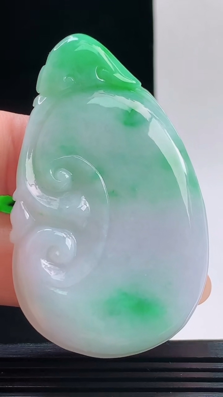天然A货翡翠如意吊坠，尺寸63-38-6.2重量:32.76g 1010
10月11日