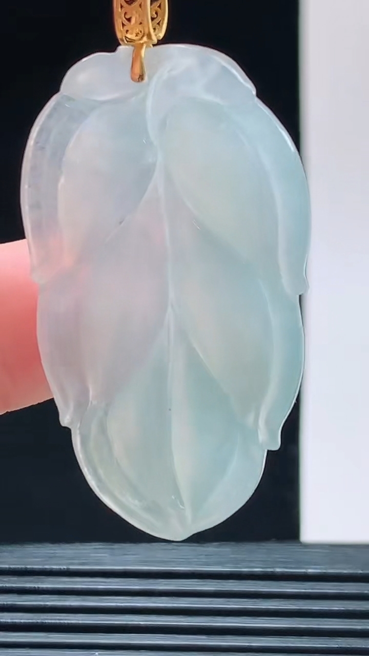 天然A货翡翠金枝玉叶 叶子吊坠，尺寸40.9-23.2-5.1重量:8.20g 1010
10月11日