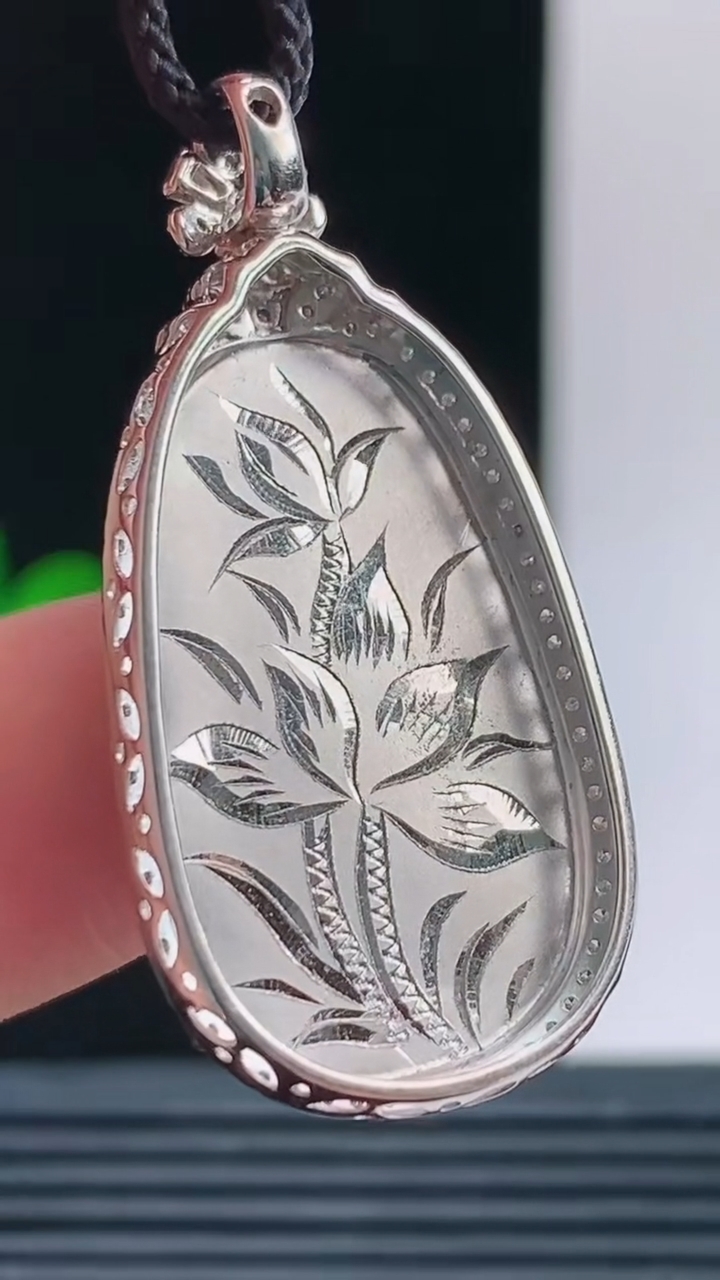 天然A货翡翠如意吊坠，尺寸37.2-18.2-5.9裸石26.7-16.2重量:5.76g 1010
10月11日