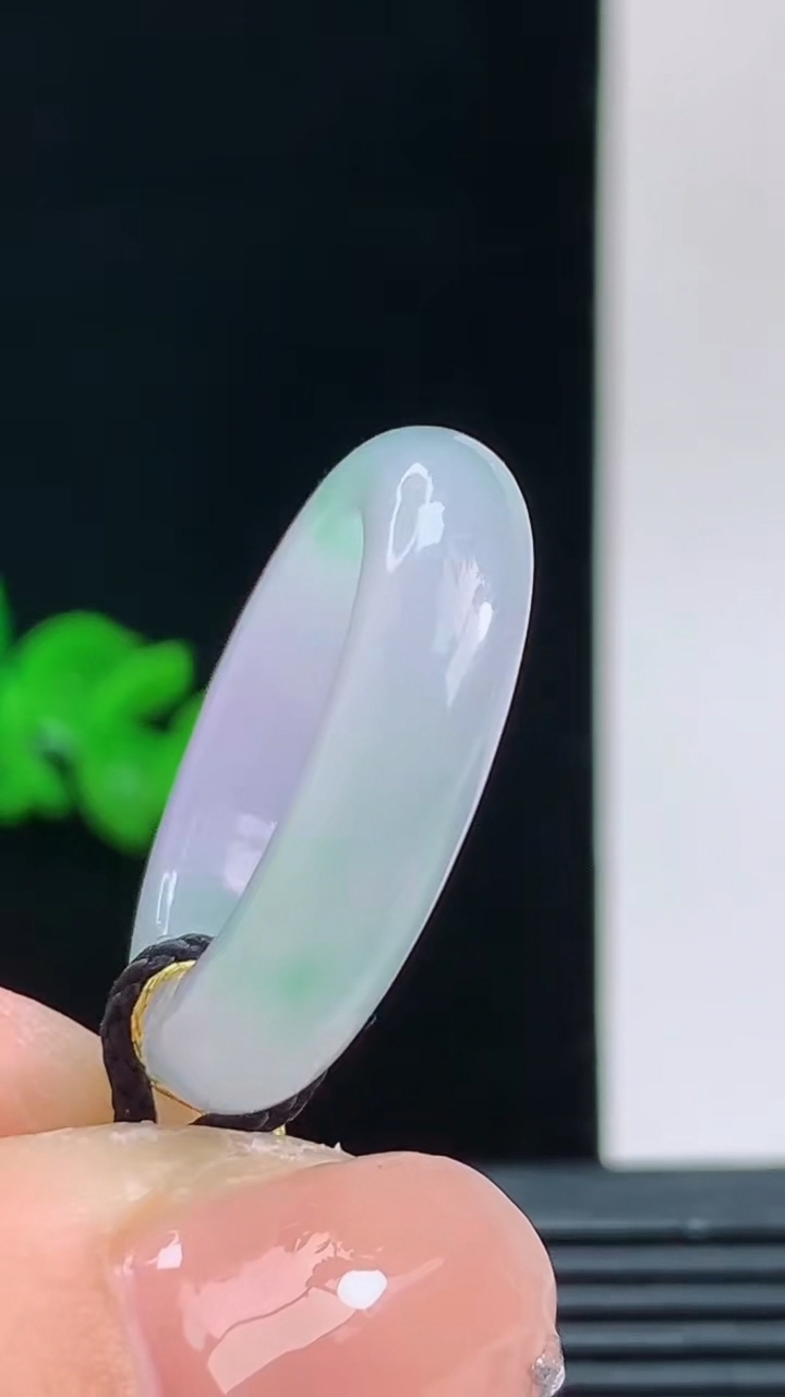 天然A货翡翠玉指环戒指，尺寸17.8-5.2-4.4重量:4.94g 10102026年10月11日
工厂直销收藏佳品,种好水足，色泽均匀，有种有色，上手高大气！