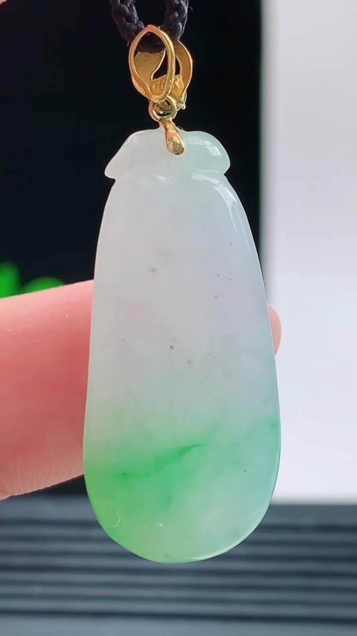 天然A货翡翠福瓜吊坠，尺寸30.2-13.6-6.4重量:4.82g 1010
10月11日