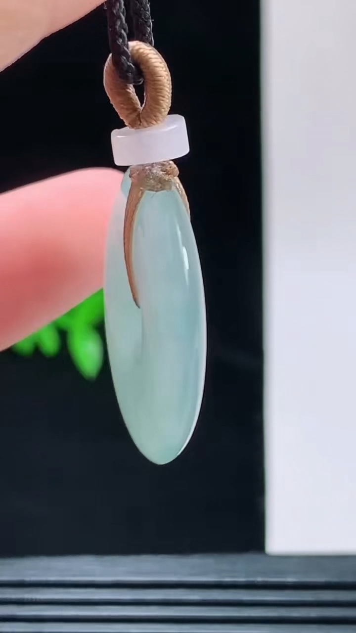 天然A货翡翠平安扣吊坠，尺寸27.8-4.8重量:8.18g 1010
10月11日
