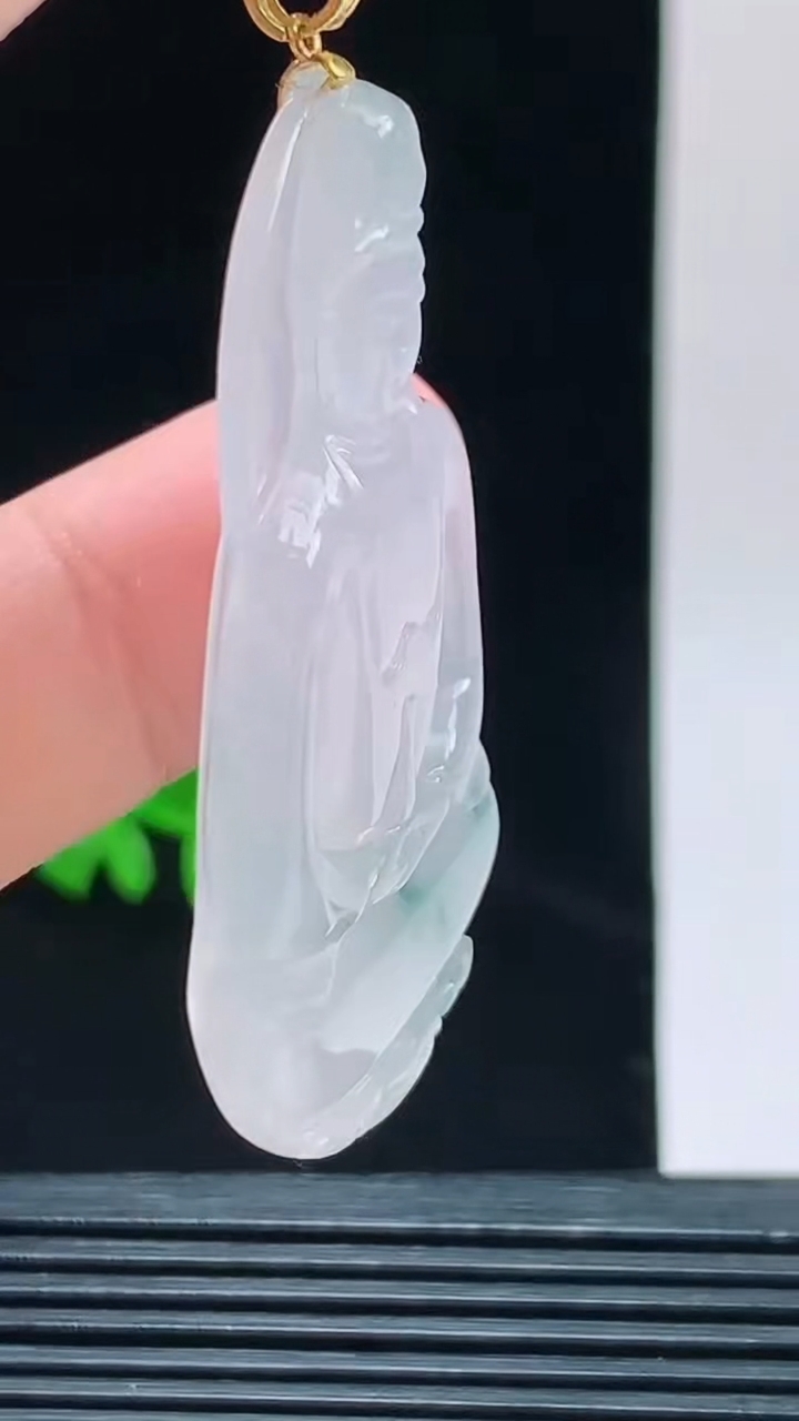天然A货翡翠种飘花素衣观音菩萨吊坠，尺寸46.8-28.6-4.9重量:12.70g 1010
10月11日