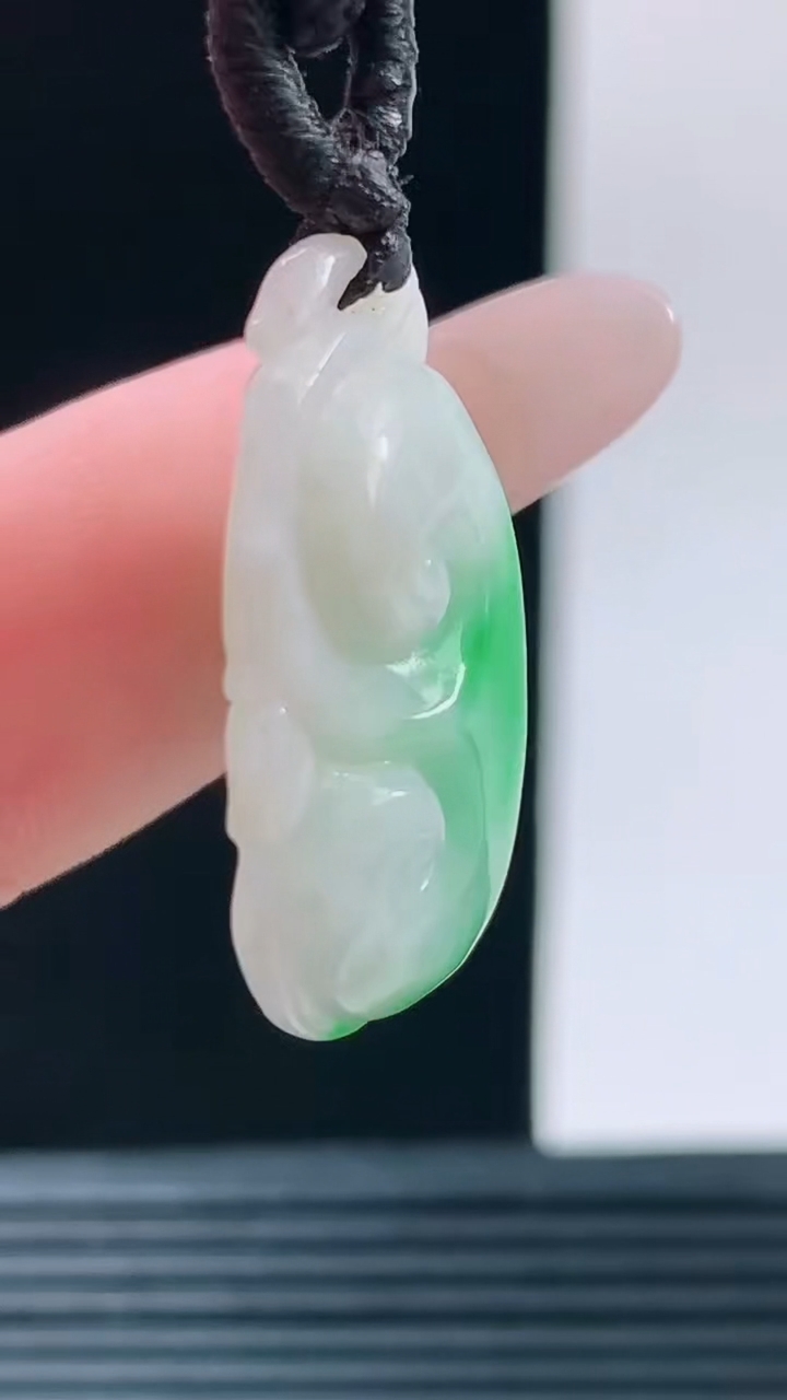 天然A货翡翠如意吊坠，尺寸26-16-6重量:3.80g h168
10月11日