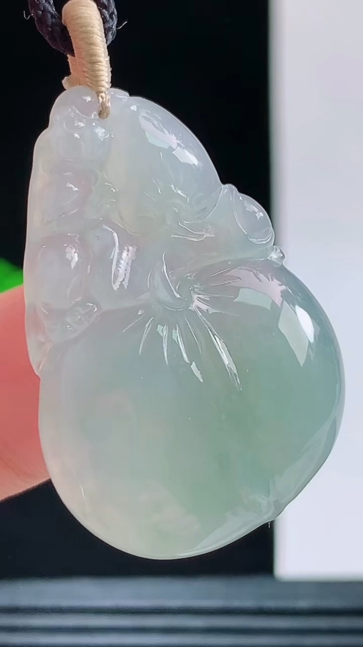 天然A货翡翠寿桃吊坠，尺寸32.1-22.7-5.1重量:6.80g 1010
10月11日