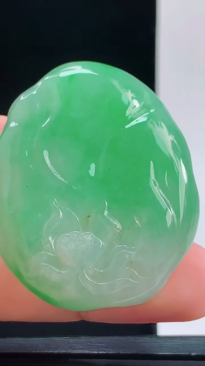 天然A货翡翠大势至菩萨，尺寸47-37.3-12.3重量:40.17g 1010
10月11日