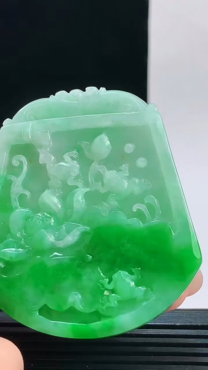 天然A货翡翠年年有余 荷叶鱼吊坠，尺寸55.3-48-6.2重量:34.66g 1010
10月11日