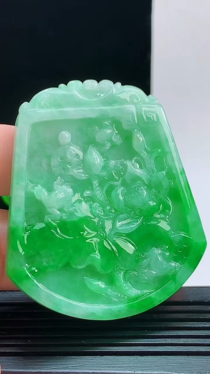 天然A货翡翠年年有余 荷叶鱼吊坠，尺寸55.4-46.5-5.7重量:32.04g 1010
10月