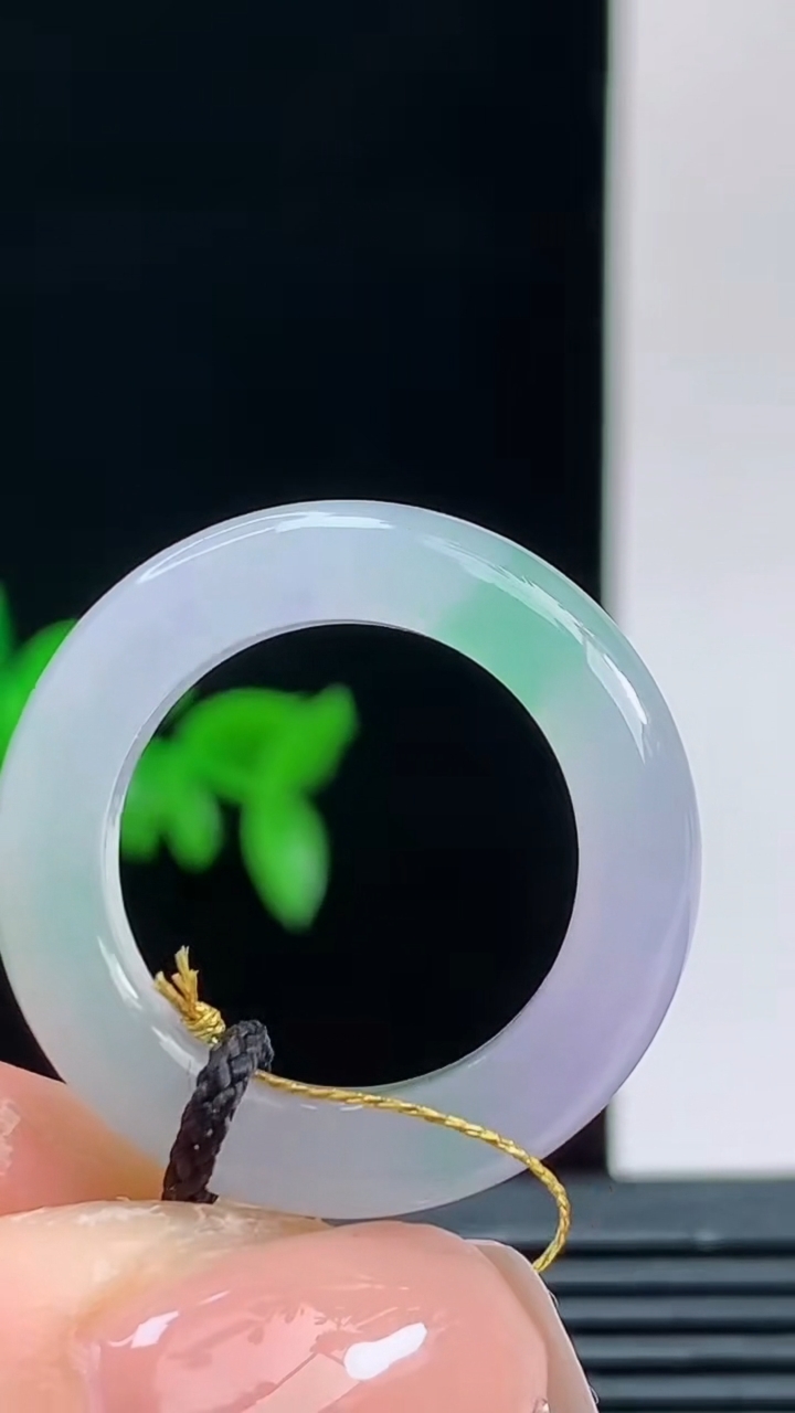 天然A货翡翠玉指环戒指，尺寸17.8-5.2-4.4重量:4.94g 10102026年10月11日
工厂直销收藏佳品,种好水足，色泽均匀，有种有色，上手高大气！