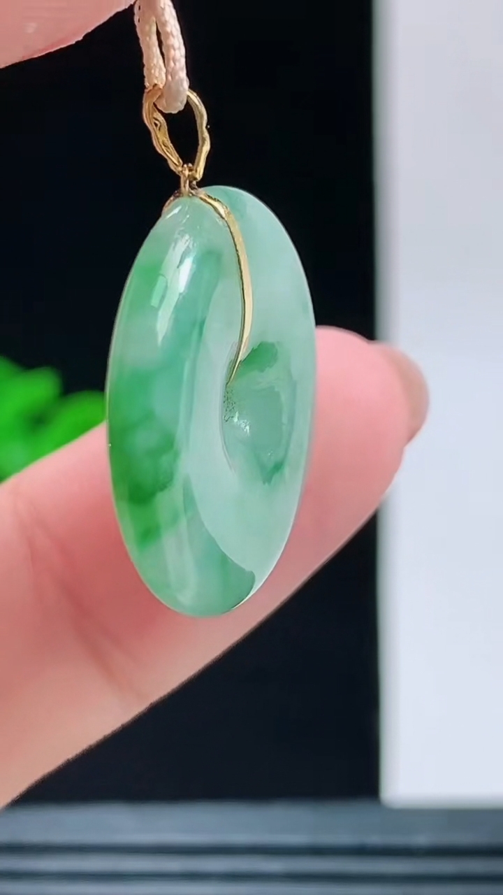 天然A货翡翠18K金飘花平安扣吊坠，尺寸21-4.3重量:4.00g 1010
10月11日