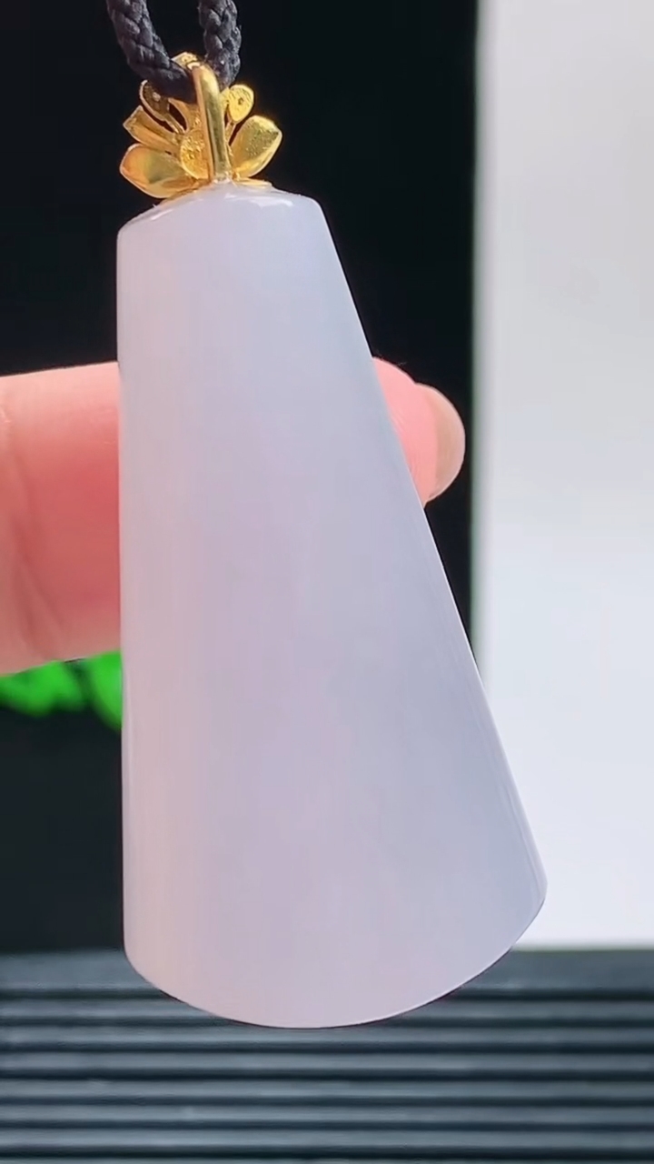 天然A货翡翠平安柱吊坠，尺寸39.1-20.8-11.4重量:17.05g 1010
10月11日