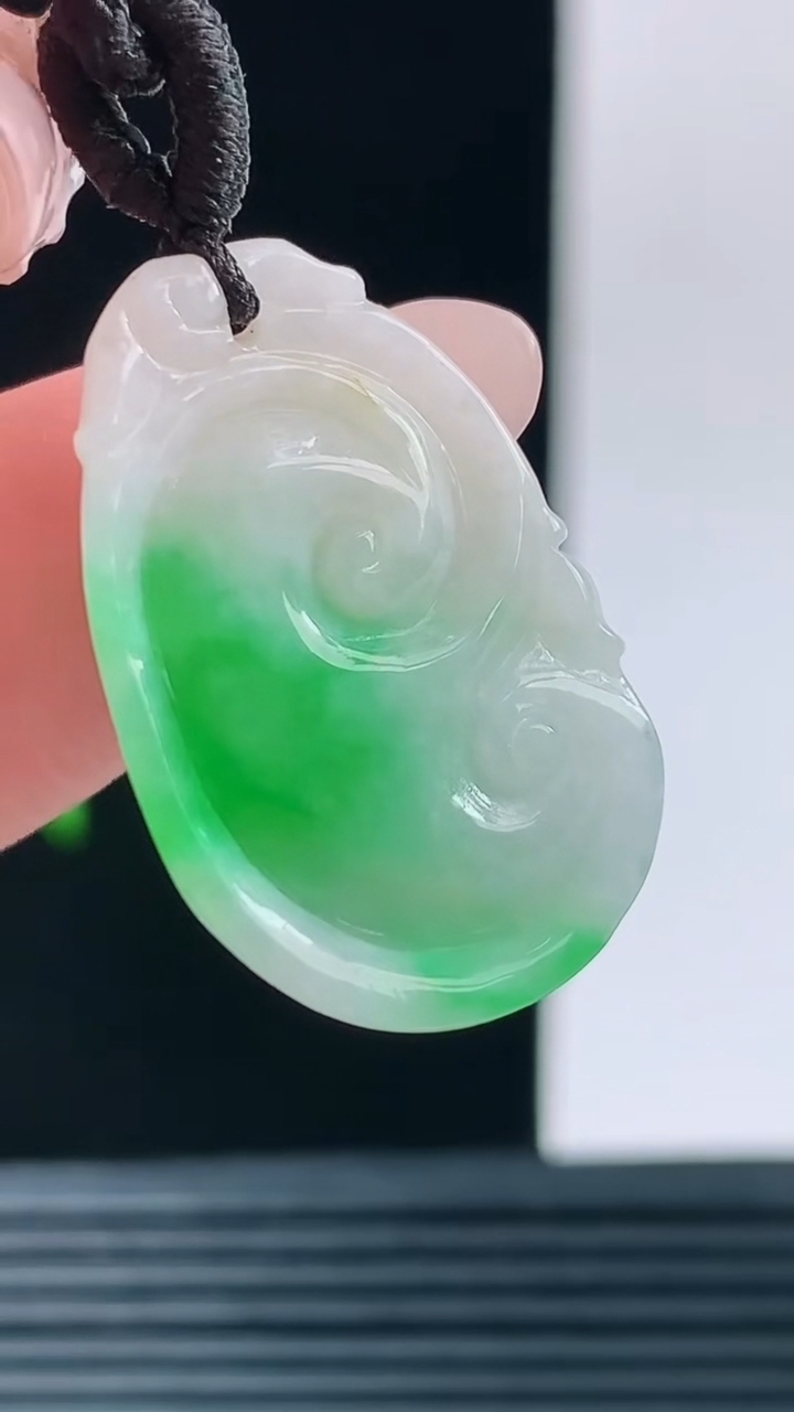 天然A货翡翠如意吊坠，尺寸26-16-6重量:3.80g h168
10月11日
