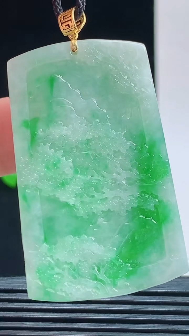 天然A货翡翠山水牌吊坠，尺寸46.4-29.3-7.5重量:23.80g 1010
10月11日