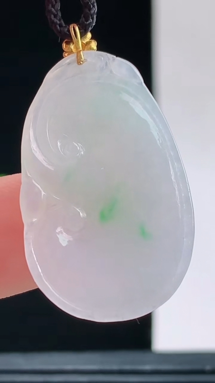 天然A货翡翠如意吊坠，尺寸30.4-19.4-3.5重量:4.00g 1010
10月11日