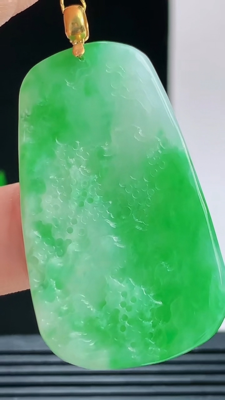 天然A货翡翠山水牌吊坠，尺寸42.9-24.9-5重量:12.21g 1010
10月11日