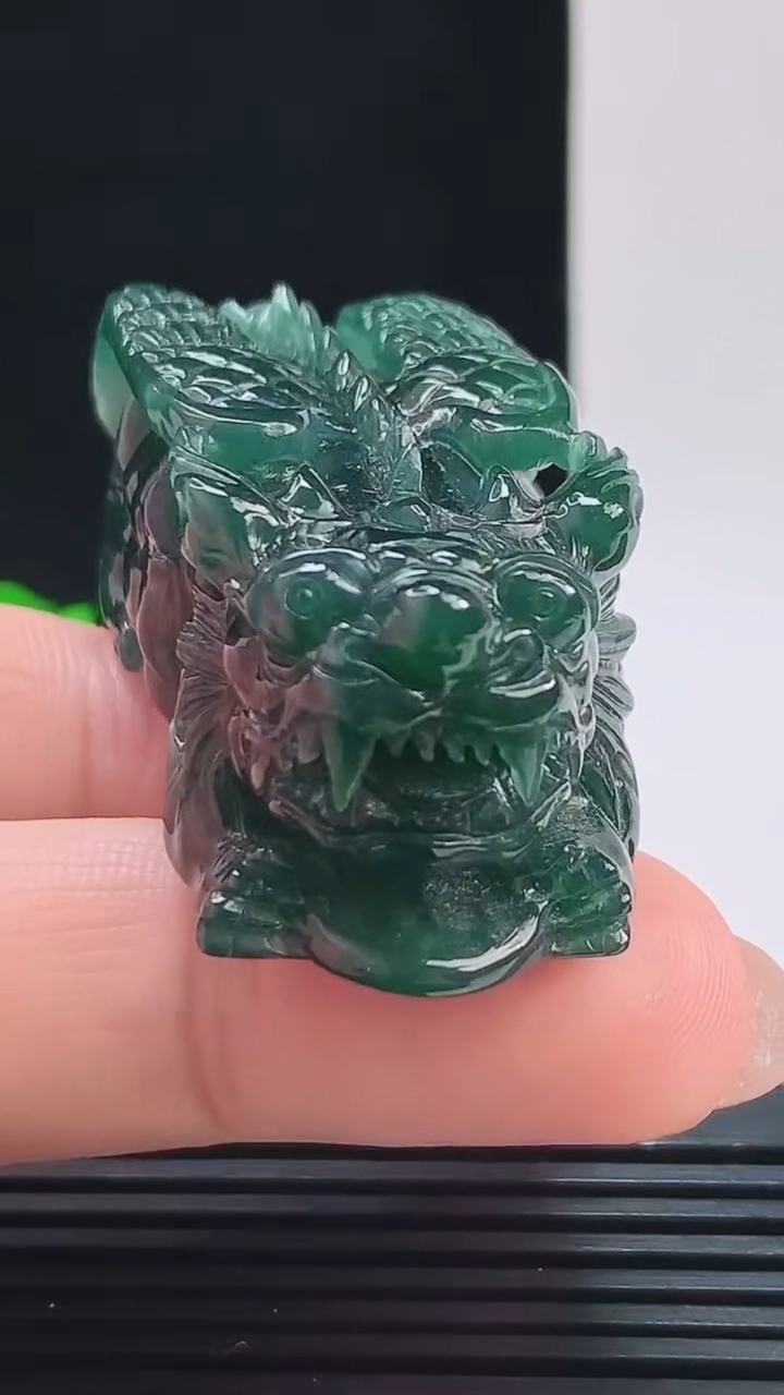 天然A货翡翠飞天貔貅吊坠，尺寸49-22.1-18.6重量:48.20g 1010
10月11日