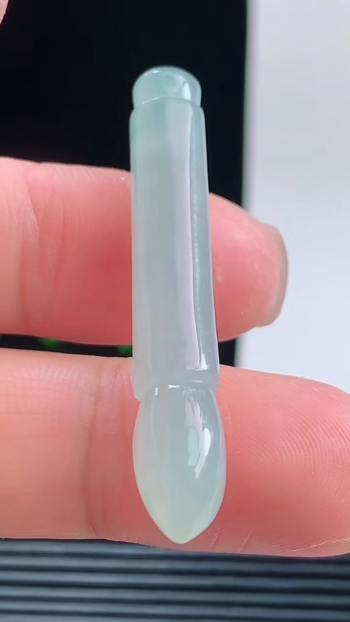 天然A货翡翠毛笔吊坠，尺寸46-8.4-7.5重量:5.64g h128
10月11日
