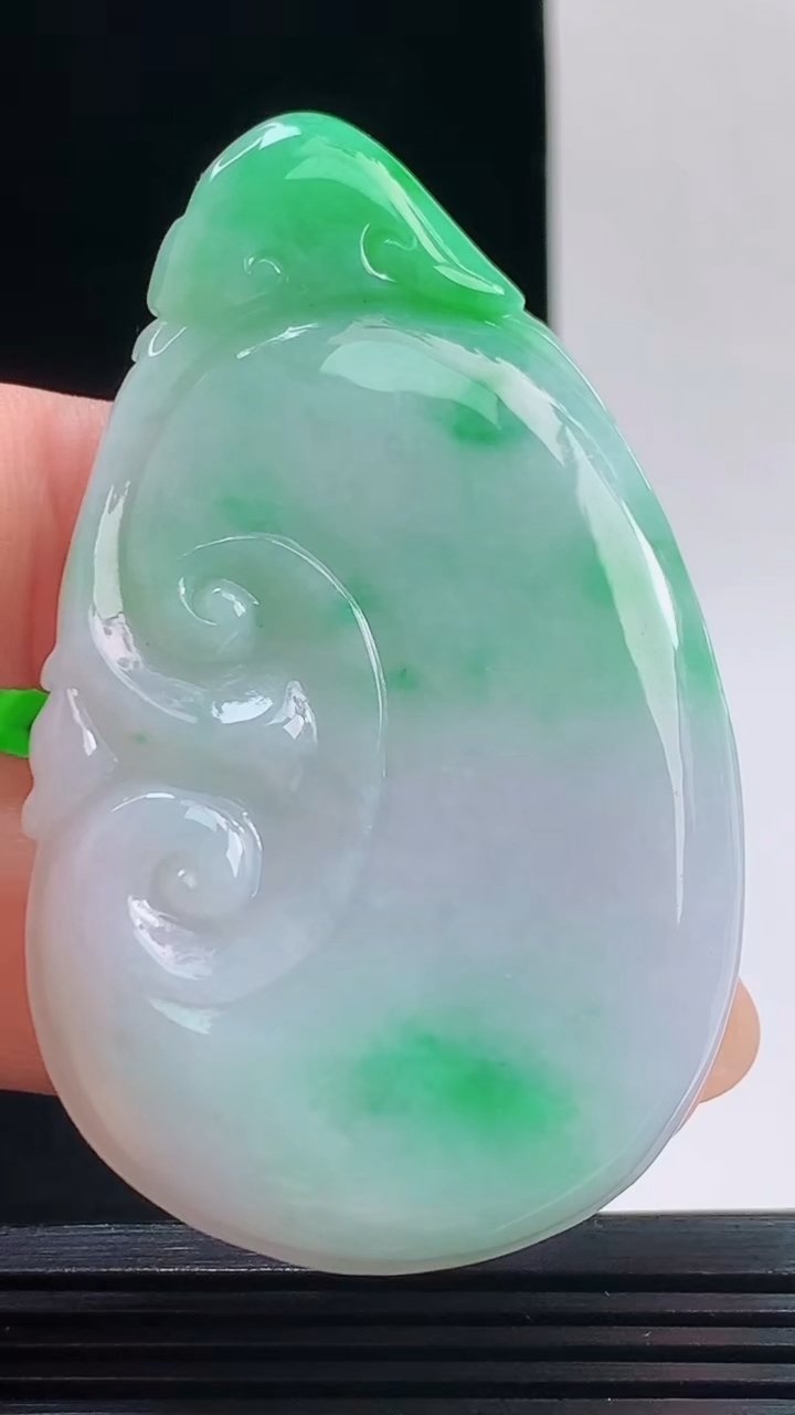 天然A货翡翠如意吊坠，尺寸63-38-6.2重量:32.76g 1010
10月11日