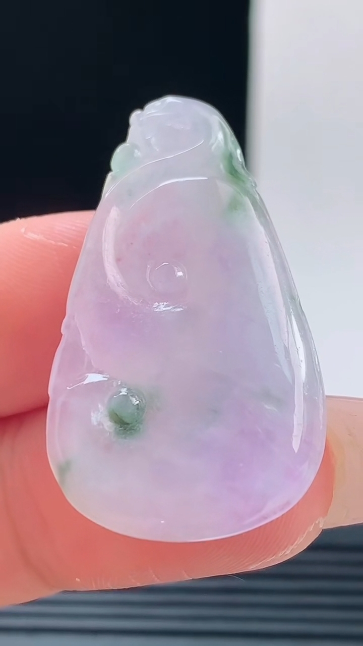 天然A货翡翠紫罗兰飘花如意吊坠，尺寸37.6-21.6-4重量:5.20g h128
10月11日