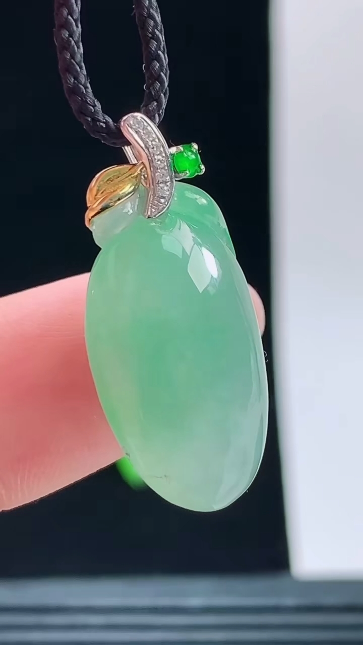 天然A货翡翠福瓜吊坠，尺寸23-12.1-8重量:4.00g 1010
10月11日