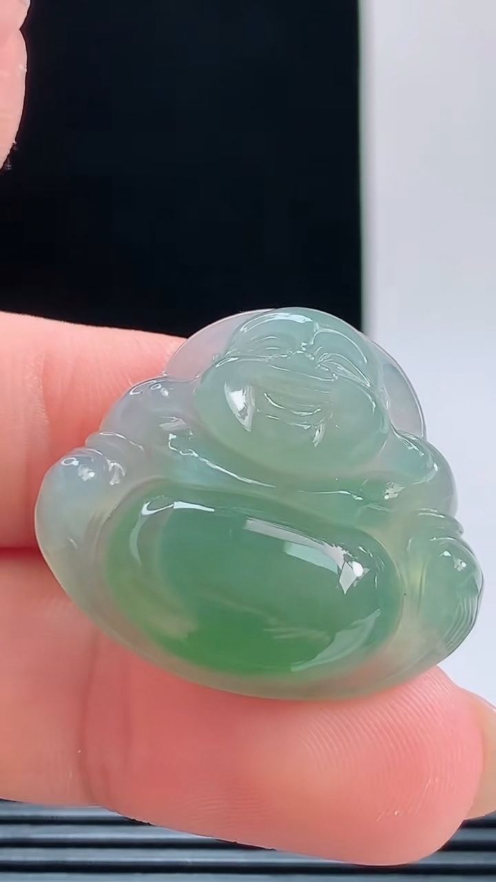 天然A货翡翠佛公，尺寸26.6-30-6.7重量:8.65g 1010
10月11日