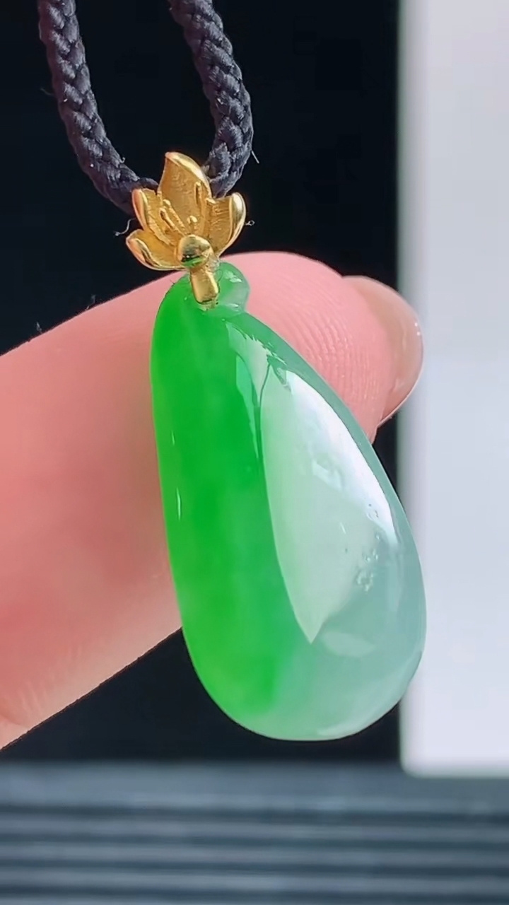 天然A货翡翠福瓜吊坠，尺寸19.3-9.8-5.3重量:1.81g 1010
10月11日