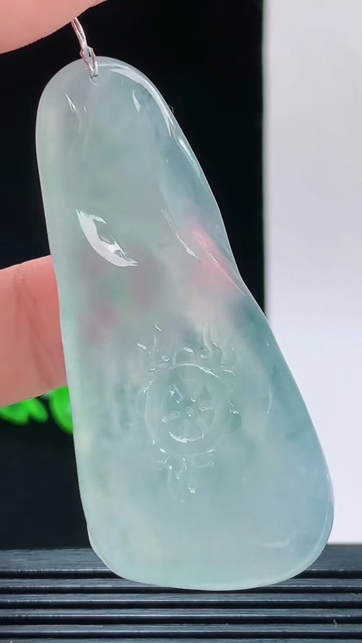 天然A货翡翠观音菩萨吊坠，尺寸60.2-28-7.8重量:22.81g 1010
10月11日