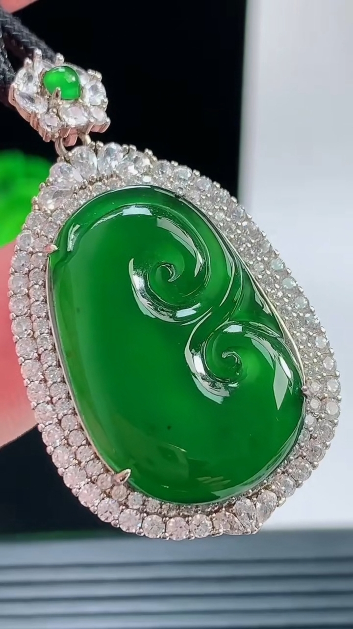 天然A货翡翠如意吊坠，尺寸40.5-23.7-8.7裸石25.6-17.3重量:8.00g
10月11日
