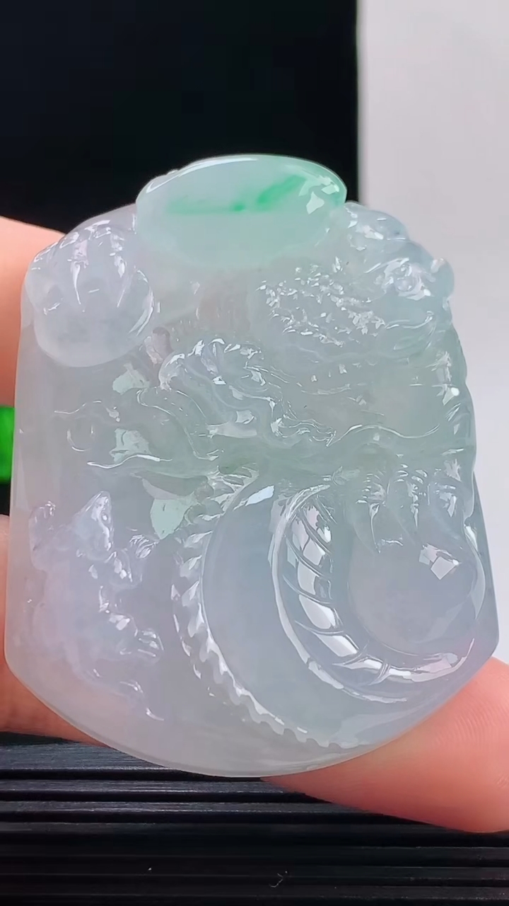 天然A货翡翠龙牌吊坠，尺寸54.5-42.6-11.4重量:57.37g 1010
10月11日