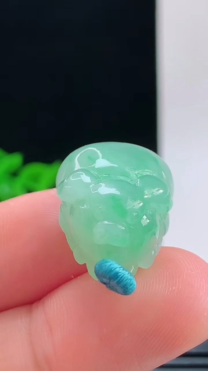 天然A货翡翠生肖猪吊坠，尺寸20.9-16.7-12重量:8.19g 1010
10月11日