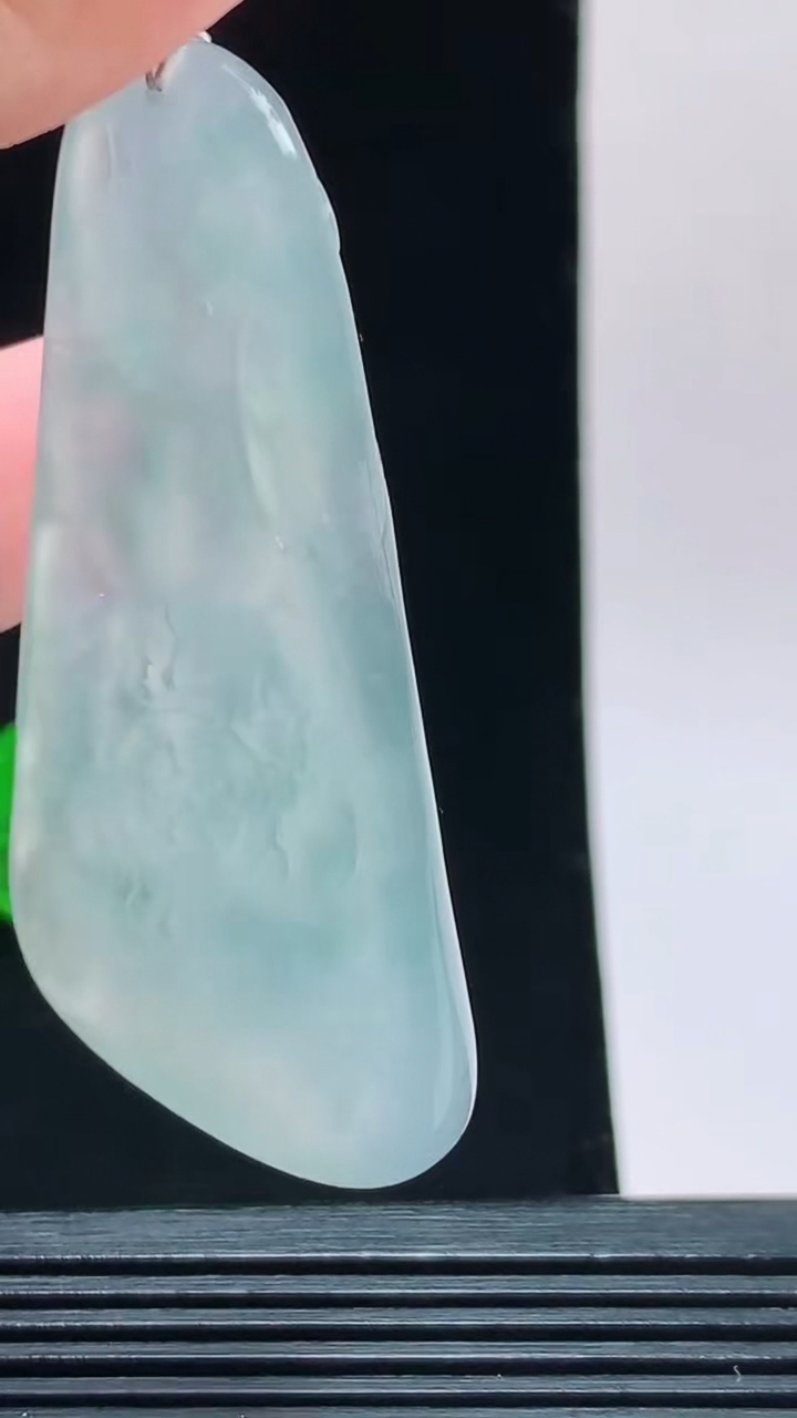 天然A货翡翠观音菩萨吊坠，尺寸60.2-28-7.8重量:22.81g 1010
10月11日