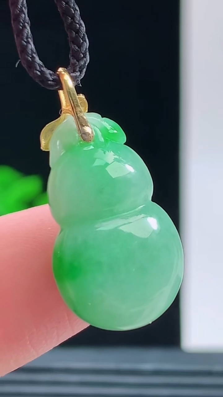 天然A货翡翠葫芦吊坠，尺寸19.4-12.1-6.9重量:3.00g 1010
10月11日