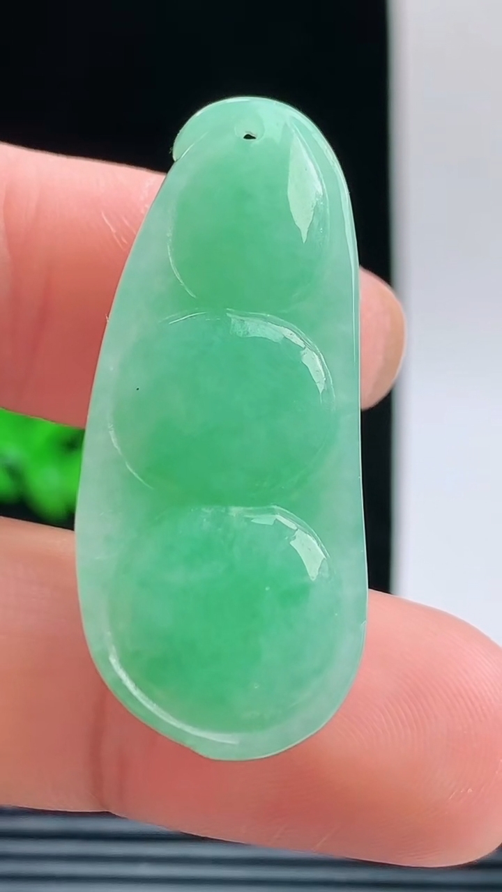 天然A货翡翠福豆吊坠，尺寸37-16-11.7重量:12.46g 1010
10月11日