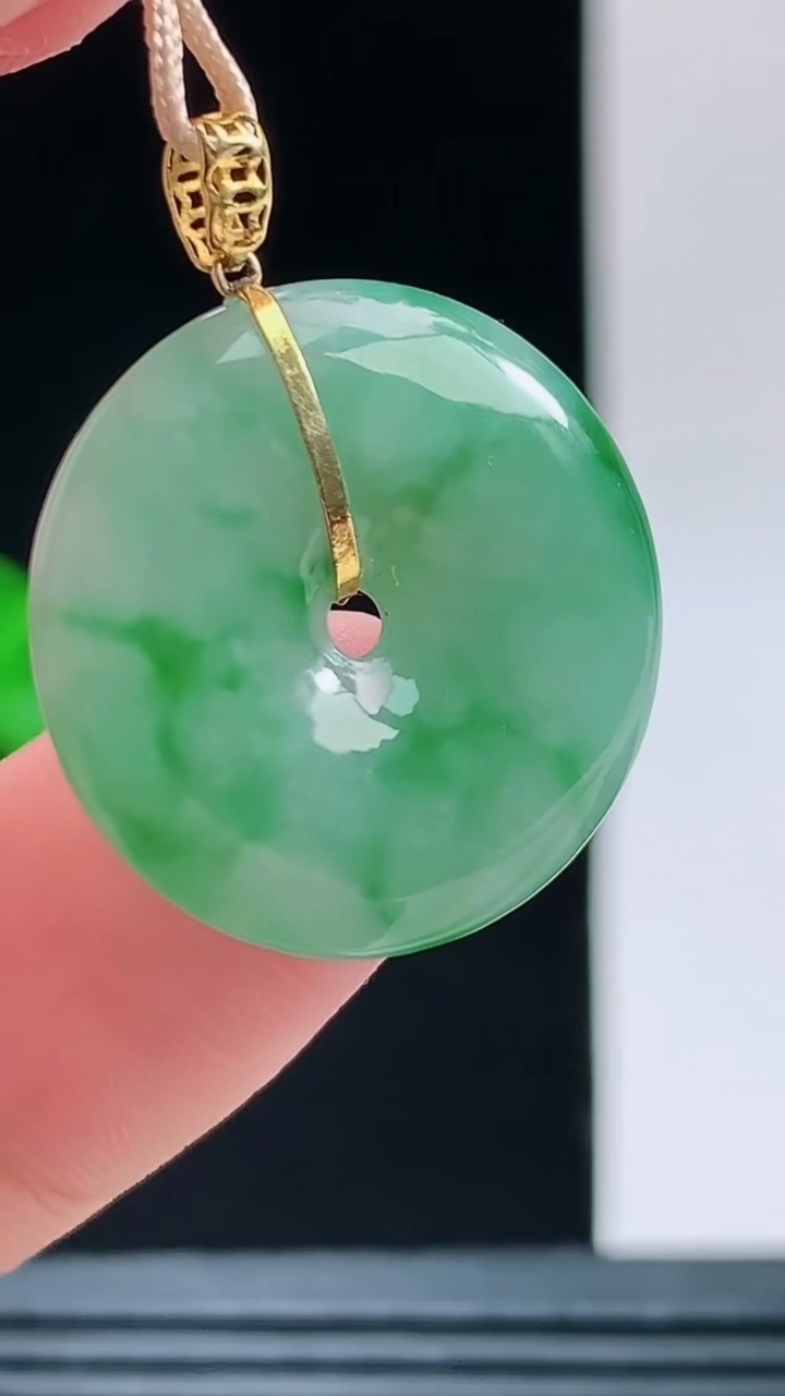 天然A货翡翠18K金飘花平安扣吊坠，尺寸21-4.3重量:4.00g 1010
10月11日