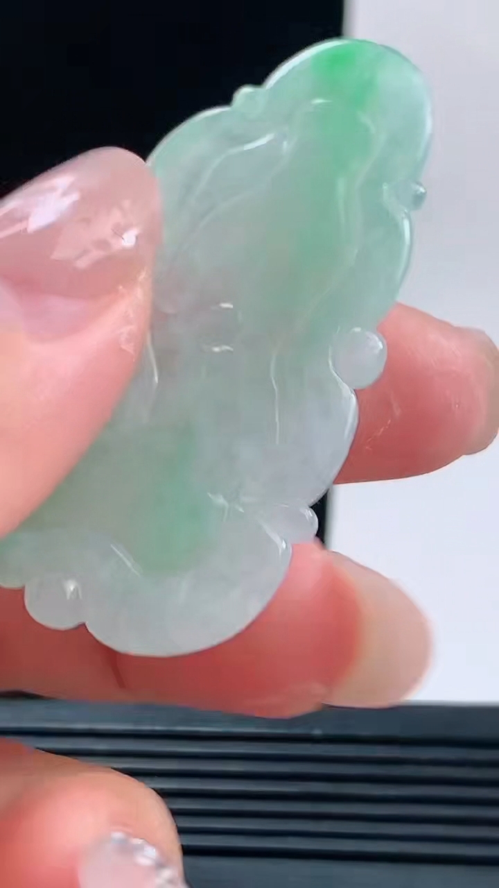 天然A货翡翠年年有余 荷叶鱼吊坠，尺寸53-30.6-5.3重量:11.13g h128
10月11日