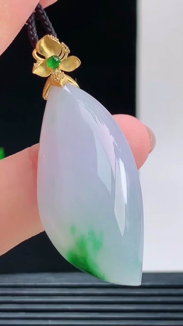 天然A货翡翠随形吊坠，尺寸37.7-17.9-9.1重量:10.26g 1010
10月11日