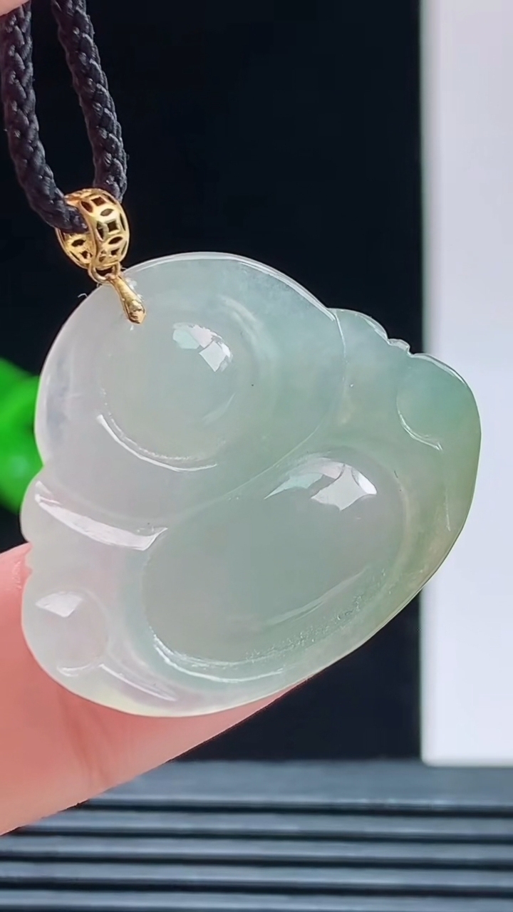 天然A货翡翠佛公吊坠，尺寸24.1-28-5.6重量:5.25g 1010
10月11日