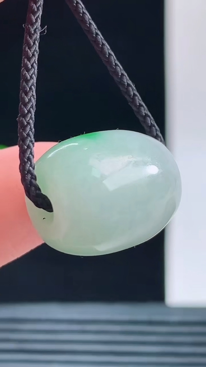 天然A货翡翠路路通吊坠，尺寸16.4-13.1重量:5.80g 1010
10月11日