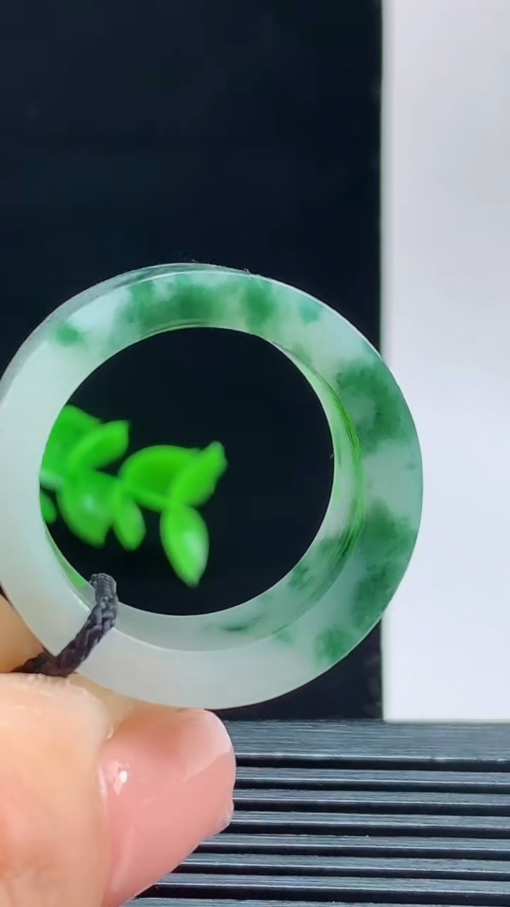 天然A货翡翠飘花方形扳指戒指，尺寸22.5-13.2-4重量:14.31g 10102026年10月11日
工厂直销收藏佳品,种好水足，色泽均匀，有种有色，上手高大气！