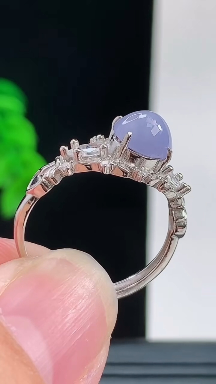 天然A货翡翠925银紫罗兰蛋面戒指，尺寸17.5裸石5.7-6重量:2.17g2026年10月11日
工厂直销收藏佳品,种好水足，色泽均匀，有种有色，上手高大气！