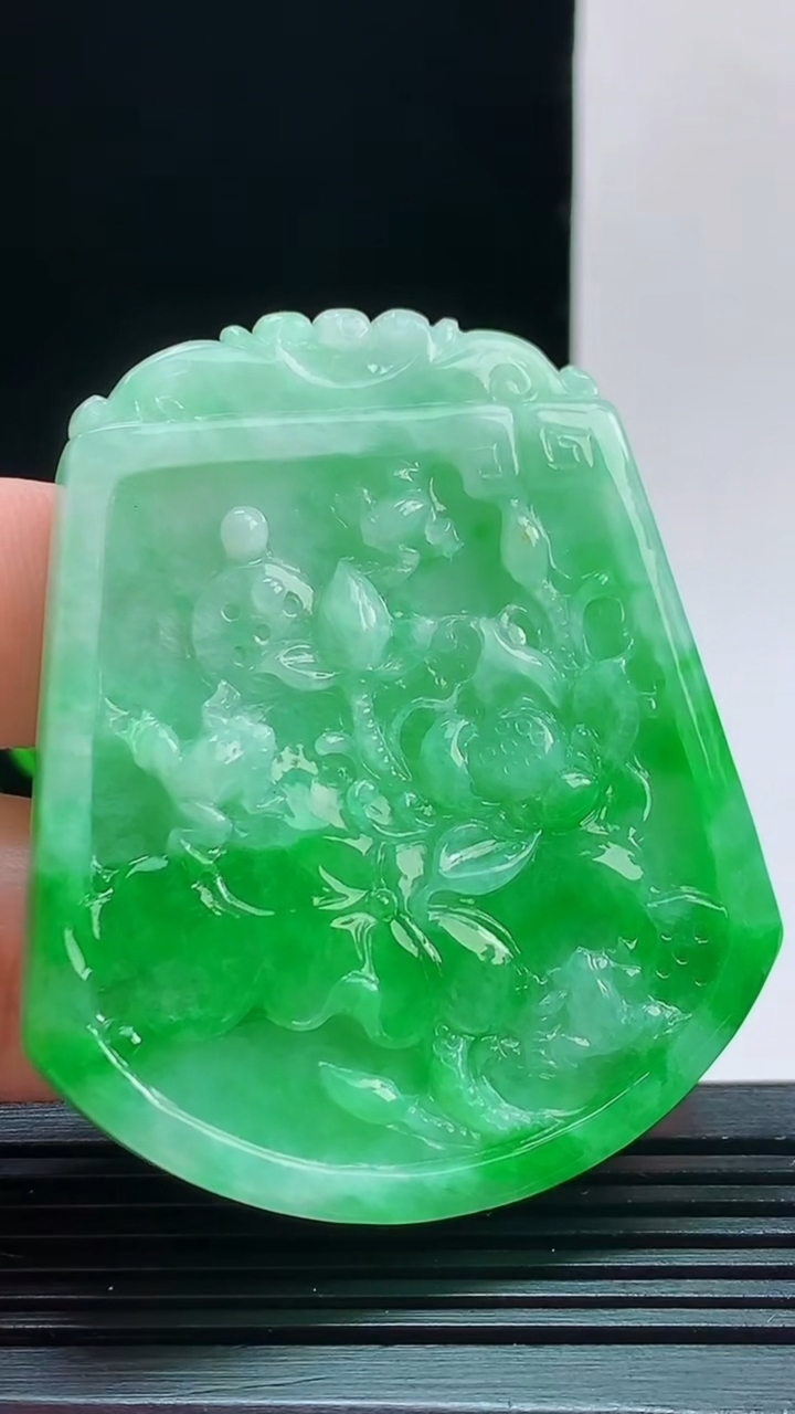 天然A货翡翠年年有余 荷叶鱼吊坠，尺寸55.4-46.5-5.7重量:32.04g 1010
10月