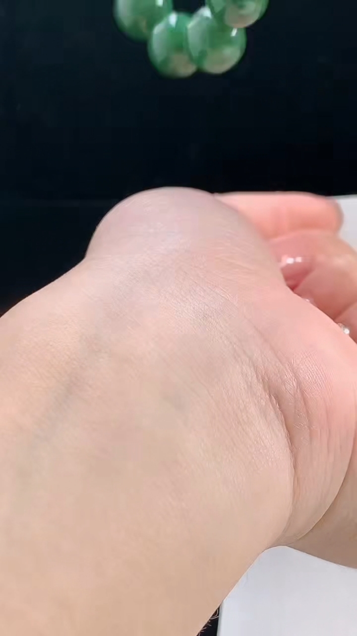 天然A货翡翠圆珠手串，尺寸12.7-16重量:54.16g 101010月11日
工厂直销收藏佳品,种好水足，色泽均匀，有种有色，上手高大气！