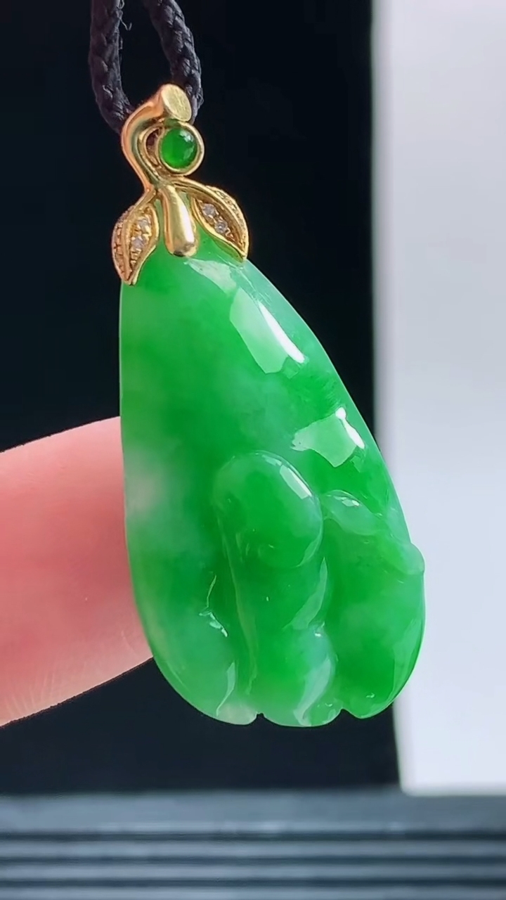 天然A货翡翠人参吊坠，尺寸29.6-15.4-7.8重量:5.00g 1010
10月11日