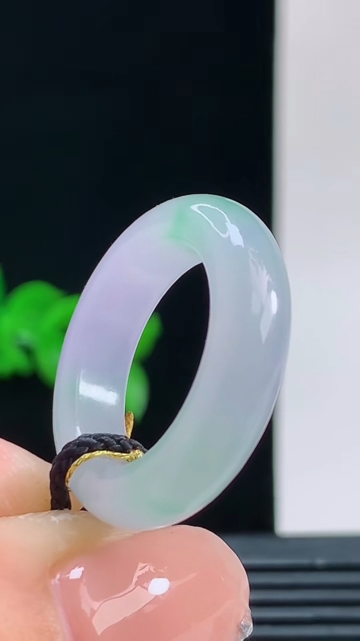 天然A货翡翠玉指环戒指，尺寸17.8-5.2-4.4重量:4.94g 10102026年10月11日
工厂直销收藏佳品,种好水足，色泽均匀，有种有色，上手高大气！