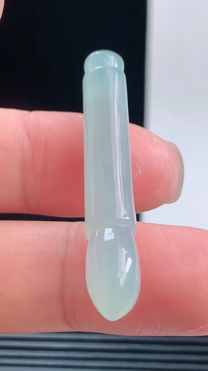 天然A货翡翠毛笔吊坠，尺寸46-8.4-7.5重量:5.64g h128
10月11日