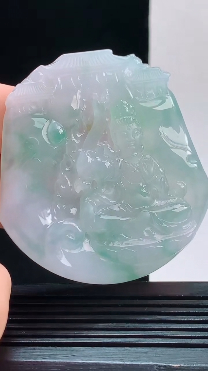 天然A货翡翠冰种飘花大势至菩萨吊坠 ，尺寸56.5-53.3-6.4重量:36.06g 1010
10月11日