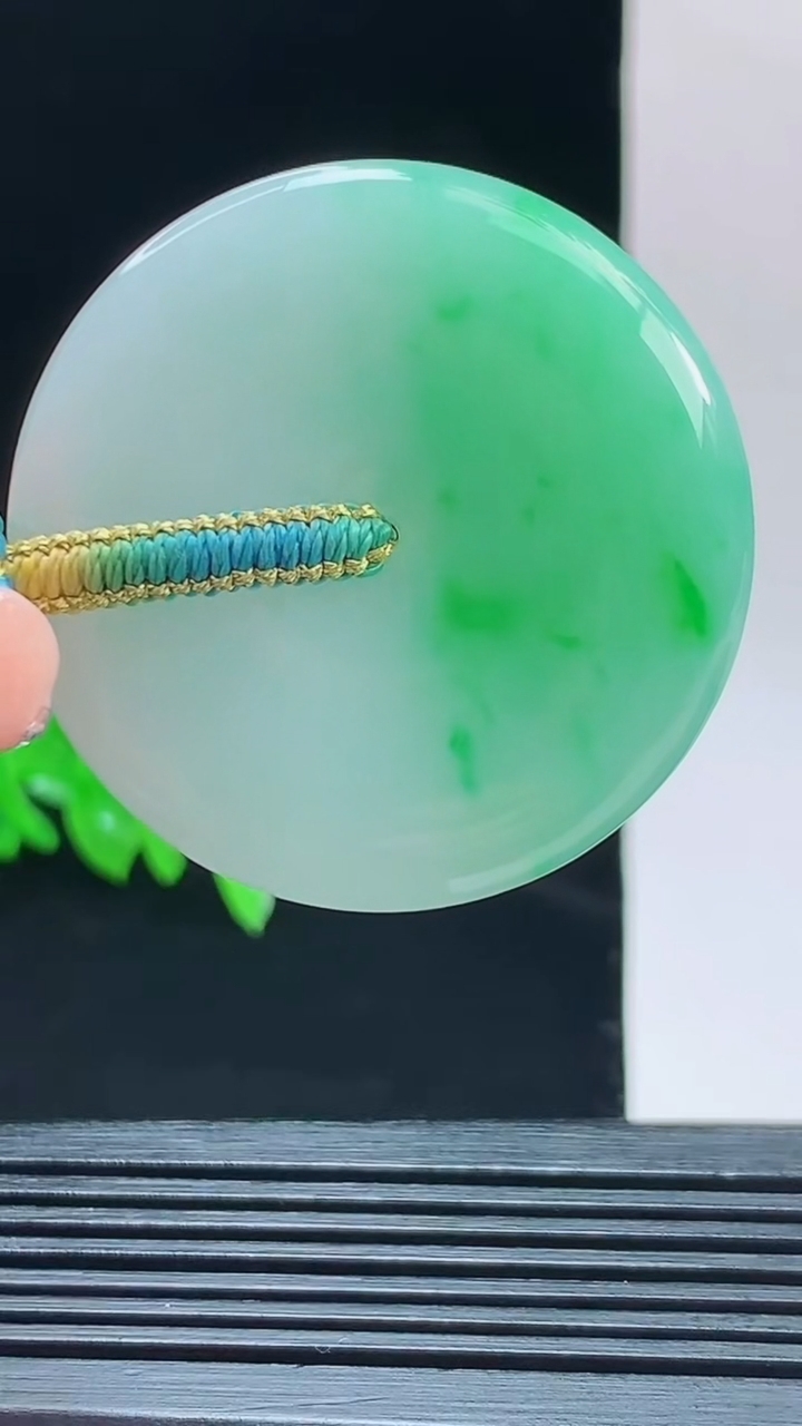天然A货翡翠平安扣吊坠，尺寸38.4-6.5重量:20.00g 1010
10月11日