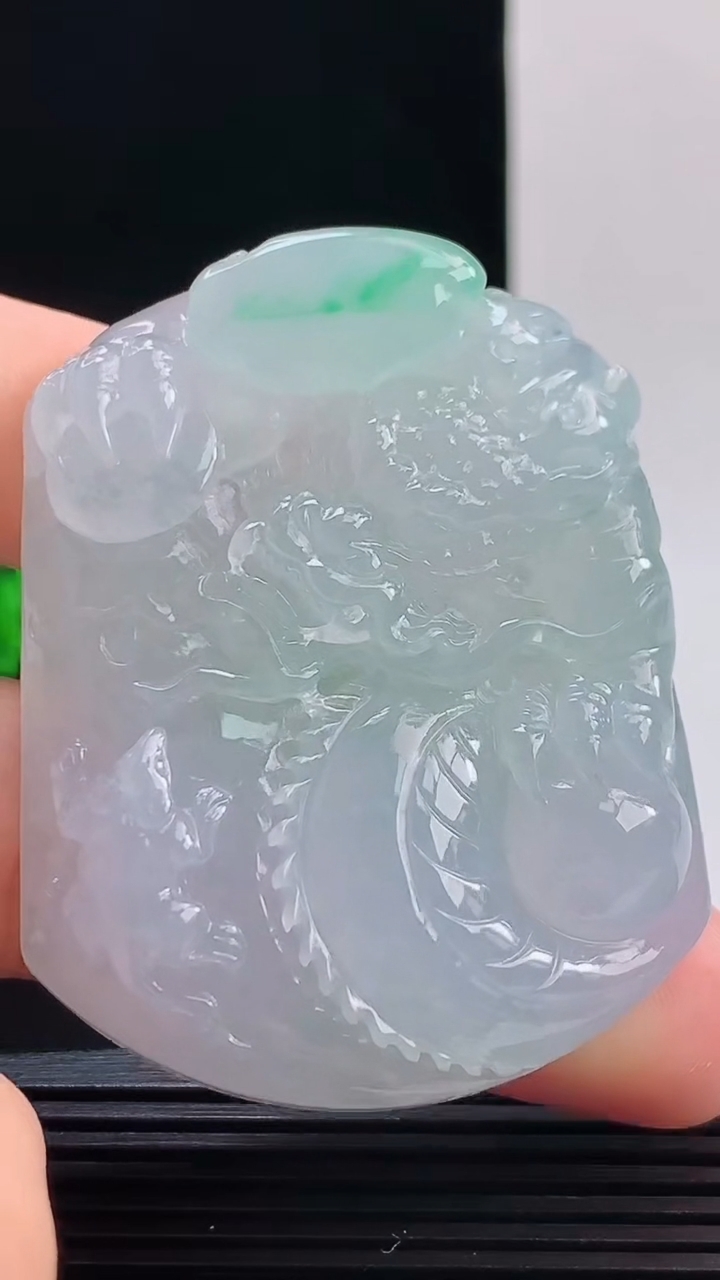 天然A货翡翠龙牌吊坠，尺寸54.5-42.6-11.4重量:57.37g 1010
10月11日